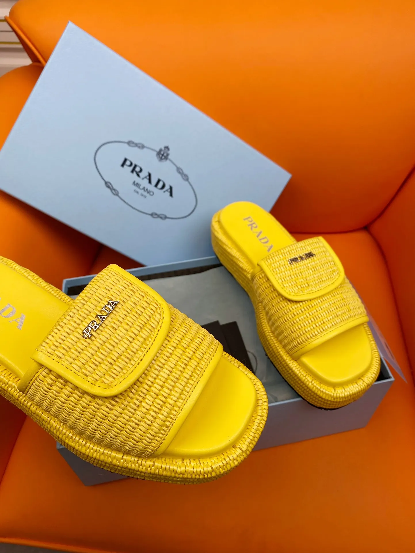 👟👟Ex-factory price 520👟👟 PRADA 2024ss raffia woven slippers This year's popular straw series, lazy people's must-have slippers are so good-looking on the feet. The whole pair of shoes is light, comfortable and bright colors meet the various choices of fashionable people of different styles! Original custom-made raffia Sheepskin lining 1:1 open mold outsole Size number: 35-39 (40 customizations are not returnable)